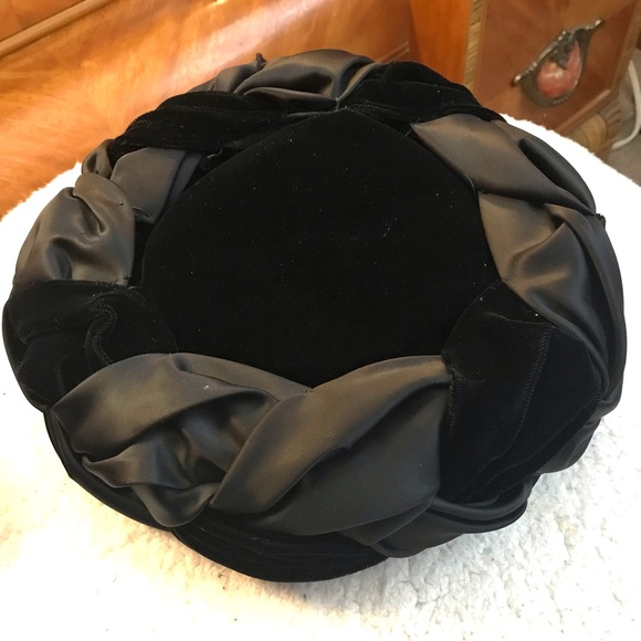 Vintage 1950s Black Velvet & Satin Braided Pillbox Hat One Size - Picture 2 of 5